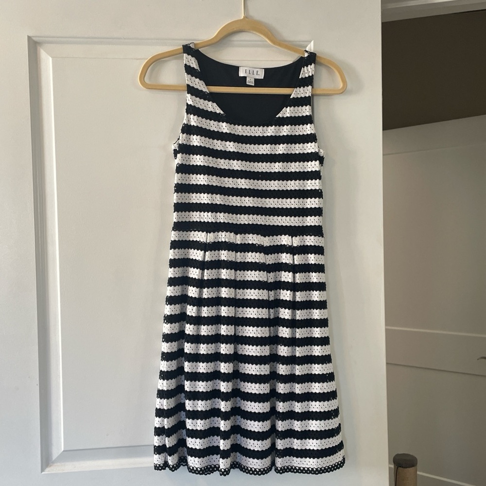 Elle Black and white dress